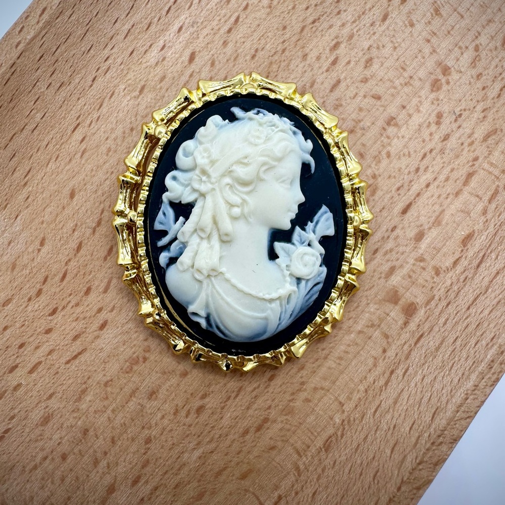 Vintage Convertible Cameo Brooch / Pendant – Black White Gold Tone 2” - Picture 4 of 8